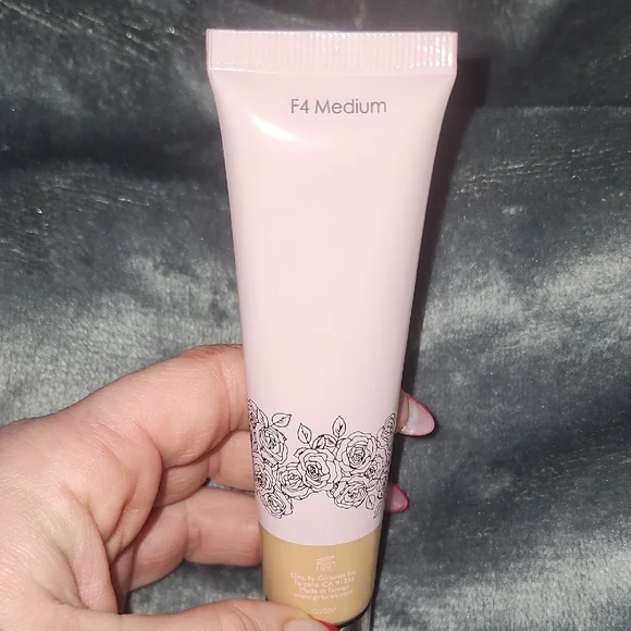 Girlactik 2-in-1 Luminous Tint Foundation - Cream - Picture 5 of 6